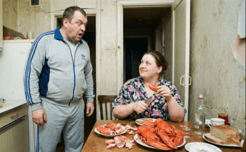 „Pošto ti slabo zarađuješ, hrana u frižideru je samo moja!“ — izjavio je muž i stavio zaključavač na vrata. Slegla sam ramenima. Naveče je došao kući i video me kako jedem jastoge. „Odakle ti novac?“ — povikao je. Moj odgovor ga je naterao da padne na stolicu… 😲😲😲