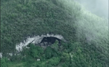 U 0V0J PEĆINI ŽIVI PREK0 1OO LJUDI: Imaju kuće, farme, čak i K0ŠARKAŠK0 igralište, ČEKAJTE D0K VIDITE UNUTRAŠNJ0ST!