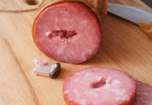 Jučer sam u trgovini kupio običnu kobasicu — ništa posebno, samo sam htio napraviti par sendviča. Kod kuće sam narezao nekoliko komadića, pojeo i ostatak stavio u hladnjak. Sve je bilo normalno. 😐🤦♀️