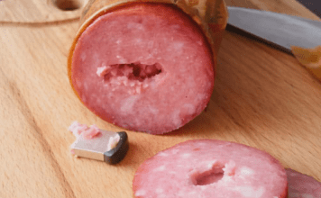 Jučer sam u trgovini kupio običnu kobasicu — ništa posebno, samo sam htio napraviti par sendviča. Kod kuće sam narezao nekoliko komadića, pojeo i ostatak stavio u hladnjak. Sve je bilo normalno. 😐🤦♀️