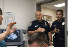 Policajac se sagnuo i zagrlio svog službenog psa dok je veterinar pripremao posljednju injekciju za nju, ali u posljednjem trenutku pas je učinio nešto zbog čega su svi u sobi ostali ukočeni od šoka.