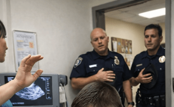 Policajac se sagnuo i zagrlio svog službenog psa dok je veterinar pripremao posljednju injekciju za nju, ali u posljednjem trenutku pas je učinio nešto zbog čega su svi u sobi ostali ukočeni od šoka.