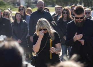 ĆERKU SAŠE POPOVIĆA NA GROBU SAČEKAO OVAJ ČOVEK! Uručio joj kovertu, Aleksandra se slomila kad je otvorila: Evo šta je bilo u njoj