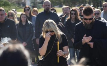 ĆERKU SAŠE POPOVIĆA NA GROBU SAČEKAO OVAJ ČOVEK! Uručio joj kovertu, Aleksandra se slomila kad je otvorila: Evo šta je bilo u njoj