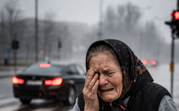 Sin je izbacio majku iz auta na kišu jer je ‘sramoti pred devojkom’: Taksista je stao, povezao je besplatno, a ujutru ga je dočekalo iznenađenje….