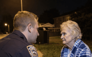 U tri sata ujutro policija je primila neobičan poziv: jedan građanin prijavio je da njegova susjeda sjedi na pločniku ulice. Ono što su policajci pronašli u njezinu domu ostavilo ih je bez riječi 😮