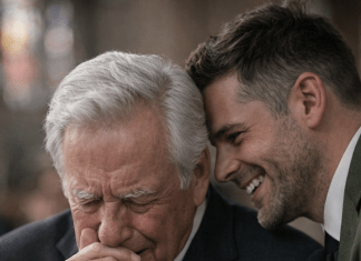 Na sprovodu moje kćeri moj zet se nagnuo prema meni i prošaptao: „Imaš 24 sata da izađeš iz moje kuće.” Zadržao sam njegov pogled, nasmiješilo sam se bez riječi, te noći spakirao jednu malu torbu i otišao bez pozdrava—sedam dana kasnije, zazvonio je njegov telefon…🤔🤔🤔