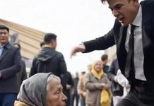 Čovek u skupom odelu na pijaci je maltretirao baku koja je samo prodavala povrće i uništio joj svu robu — ali nije mogao ni da zamisli kakva ga kazna čeka veoma uskoro.