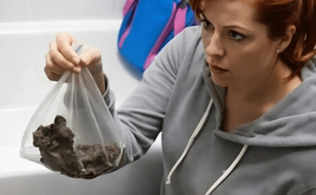 Moja desetogodišnja kćerka se svaki dan odmah nakon škole zaključavala u kupatilu i uvjeravala me da jednostavno voli čistoću. Ali jednog dana, čisteći odvod, pronašla sam čudan nalaz i s užasom shvatila da mi je kćerka cijelo vrijeme nešto skrivala.