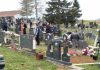 Pokojnika u Rogoznici spustili na zemlju, kada su svi očekivali popov glas, začulo se nešto jezivo: Svi su gutali suze i knedle u grlu