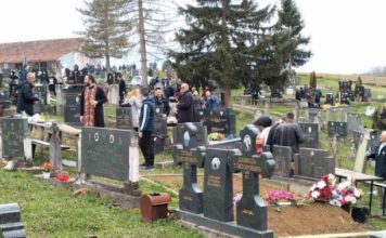 Pokojnika u Rogoznici spustili na zemlju, kada su svi očekivali popov glas, začulo se nešto jezivo: Svi su gutali suze i knedle u grlu
