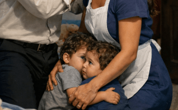 🔥 MILIJUNAŠ SE PRETVARAO DA JE SLIJEP KAKO BI TESTIRAO ZARUČNICU I BLIZANCE… A ONDA JE KUĆNA POMOĆNICA UČINILA NEŠTO ŠTO JE PROMIJENILO SVE 😳