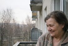 Žena je svakog dana šest godina hranila istog vranu na svom balkonu: ali jednog dana ptica jednostavno nije došla, a ubrzo je žena saznala strašnu istinu 😢😲