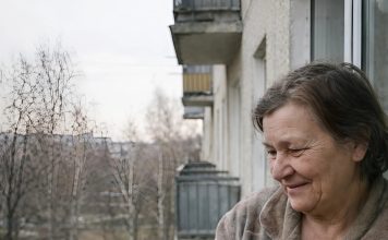 Žena je svakog dana šest godina hranila istog vranu na svom balkonu: ali jednog dana ptica jednostavno nije došla, a ubrzo je žena saznala strašnu istinu 😢😲