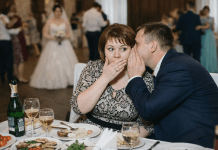 Na vjenčanju me sestra posjela u najudaljeniji kut, ali odjednom se nepoznati muškarac nagnuo prema meni i tiho rekao: „Pretvaraj se da smo par — i tvoja sestra će zbog toga jako požaliti“ 🤦♀️