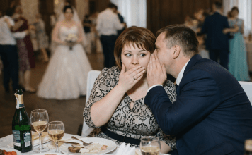 Na vjenčanju me sestra posjela u najudaljeniji kut, ali odjednom se nepoznati muškarac nagnuo prema meni i tiho rekao: „Pretvaraj se da smo par — i tvoja sestra će zbog toga jako požaliti“ 🤦♀️