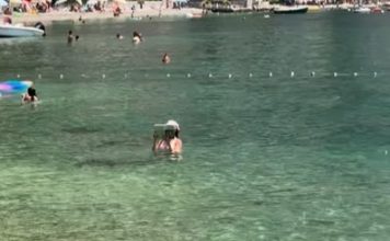 “Ovo je kraj svijeta” Žena snimljena u Crnoj Gori kako USRED MORA RADI OVO i internet je doslovno eksplodirao