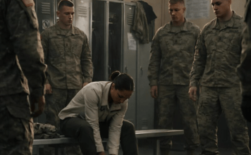 “U svlačionici, vojnici su počeli da se smeju i zadirkuju novu devojku, ali čim su kročili u salu za trening, užasnuto su shvatili ko je ona zaista.”