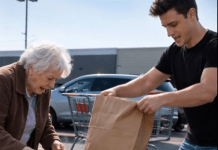 “Na parkiralištu supermarketa, mladić je otkinuo kesu sa namirnicama iz ruku starije žene i sve izbacio na zemlju, a zatim napao starog čoveka koji je jednostavno pokušavao da je odbrani; ali mladić nije mogao ni da zamisli šta će mu se desiti samo nekoliko sekundi kasnije.”