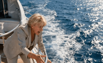 “Roditelji mog budućeg muža su me gurnuli sa jahta pravo u more i smejali se, dok moj verenik nije ni pokušao da mi pomogne; bili su sigurni da sam samo obična konobarica, ali nisu imali pojma ko sam zapravo i šta sam sposobna da uradim.”