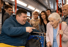 “Na autobusu, arogantni mladić nije samo odbio da ustupi svoje mesto starijoj ženi, već je i demonstrativno stavio nogu na sedište — ali sigurno nije očekivao ovakvu kaznu.”