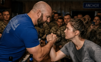 U baru za vojnike, muškarac je namerno prosuo vodu po meni, a zatim me izazvao da testiram svoju snagu u meču u rvanju rukama. Bio je siguran da sam samo obična domaćica, ali nije imao pojma ko sam zapravo i šta sve mogu 😱😨