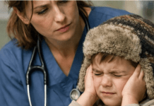 Jedan osmogodišnji dečak nosio je zimsku kapu po velikoj vrućini i odbijao da je skine čak i tokom časova skoro 40 dana: kada je školska medicinska sestra konačno skinula kapu, bila je zgrožena onim što je videla 😱😱