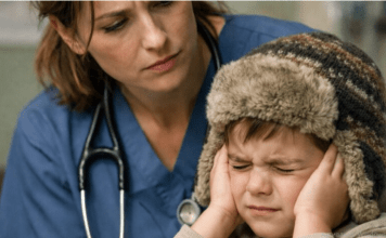 Jedan osmogodišnji dečak nosio je zimsku kapu po velikoj vrućini i odbijao da je skine čak i tokom časova skoro 40 dana: kada je školska medicinska sestra konačno skinula kapu, bila je zgrožena onim što je videla 😱😱