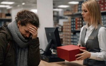 U prodavnici obuće, prodavačica je otela nove cipele za dete iz ruku majke samo zato što je bila dva dolara kratka, a siromašna žena je stajala tamo plačući — ali onda se desilo nešto što niko nije očekivao 😨😥