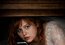 Na našoj svadbenoj noći, odlučila sam da nasmejem svog muža i sakrila se ispod kreveta kako bih ga iznenadila. Ali, kada su se vrata otvorila, nije moj muž ušao u sobu — ušao je stranac. 😱