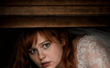 Na našoj svadbenoj noći, odlučila sam da nasmejem svog muža i sakrila se ispod kreveta kako bih ga iznenadila. Ali, kada su se vrata otvorila, nije moj muž ušao u sobu — ušao je stranac. 😱