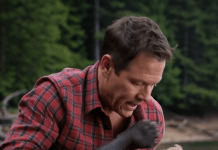 Izvukao sam maleno telo medvedića iz vode, ali ono što mi se dogodilo ubrzo nakon toga bilo je pravo iznenađenje 😱😱