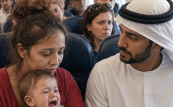 Tokom dugog leta, dete je neprestano plakalo, uznemiravajući sve putnike, dok je nesrećna majka pokušavala uzalud da ga umiri; jedan uticajni šeik, sa nezadovoljnim izrazom lica, dugo je posmatrao njih, a onda je iznenada uradio ovo… 😳😱