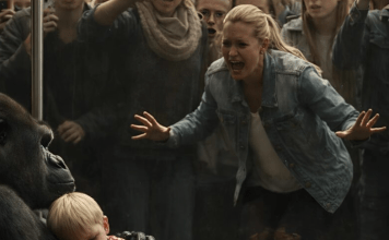 Mali dečko je slučajno završio u ograđenom prostoru sa gorilama; dok je njegova majka vrištala i dozivala pomoć, ogromna životinja je polako prišla detetu, a onda… 😱😲