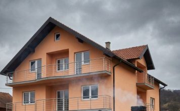 Sin mu je iz Nemačke slao da naprave vilu u selu. Starac je umro u maloj letnjoj kuhinji, željan sina, a ne fasade