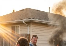 Gledao sam kako moj otac baca moju odeću, moje knjige i poslednju fotografiju moje majke u vatru, kao da moj život ne znači ništa. Zatim me je pogledao i rekao: „Ovo se dešava kada me ne poslušaš.“