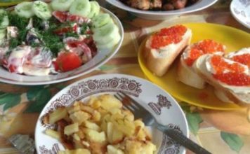 “Skuhala sam ručak, a muž je rekao da mu se gadi… tek kad sam oprala suđe, našla sam poruku ispod tanjira.”