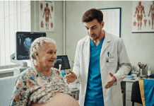 O čemu je vaš ginekolog razmišljao?! – doktori su vrištali tokom porođaja starijoj ženi. A kada su vidjeli KOGA je rodila, jednostavno su ostali bez riječi… 😱😱😱…