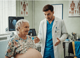 O čemu je vaš ginekolog razmišljao?! – doktori su vrištali tokom porođaja starijoj ženi. A kada su vidjeli KOGA je rodila, jednostavno su ostali bez riječi… 😱😱😱…