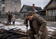 Nakon puštanja iz zatvora, bivši zatvorenik kupio je staru kuću u selu, u čijem dvorištu je stajala čudna kućica za pse: kada ju je žena srušila, ispod je vidjela nešto strašno 😱😨