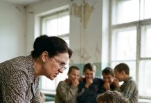 Učiteljica htela da izbaci dečaka jer stalno spava na času: Kad je saznala istinu, zanemela je od šoka