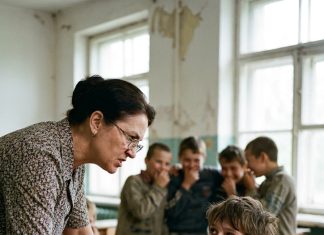 Učiteljica htela da izbaci dečaka jer stalno spava na času: Kad je saznala istinu, zanemela je od šoka