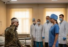 Svi su se smejali novoj medicinskoj sestri, sve dok ranjeni kapetan nije pozdravio baš nju — kada su saznali ko je zapravo bila, lekari su ostali u šoku 😲😱