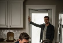 Vraćajući se s poslovnog putovanja, pronašla sam svoju ćerku pored vrata kako je sklonjena. Moj muž je mirno rekao: „Preteruješ; samo sam je malo ukorio.“ Suze su mi zamaglile vid dok sam zvala hitnu pomoć. Ali kada je medicinar stigao i pogledao mog muža, ukočio se. Zatim je prošaptao: „Gospođo… da li je ovo vaš muž? Jer, zapravo…“