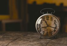 SAT NIKAKO NE SMIJETE DRŽATI NA OVOM MJESTU U KUĆI: Mnogi to ne znaju, a priziva NESREĆU!