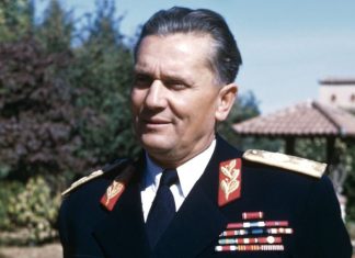 NIKAD VIĐENA SLIKA mladog Tita u zatvoru 1928. potpuno je ŠOKIRALA CEO BALKAN: OVAJ detalj na licu SVI KOMENTARIŠU – to što je Broz dobio po rođenju drugi DEBELO PLAĆAJU