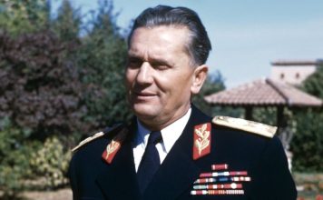 NIKAD VIĐENA SLIKA mladog Tita u zatvoru 1928. potpuno je ŠOKIRALA CEO BALKAN: OVAJ detalj na licu SVI KOMENTARIŠU – to što je Broz dobio po rođenju drugi DEBELO PLAĆAJU