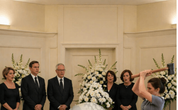 – Ona nije mrtva! Čistačica je vrisnula i žestokim pokretom lupila poklopac kovčega i slomila ga. A ono što se zatim dogodilo bio je potpuno nezamisliv šok. 😱😱 😱😱