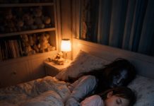 🚨 **DJEVOJČICA OD 8 GODINA SPAVA SAMA… ALI SVAKO JUTRO KAŽE DA JE KREVET “PREMALI” — A ONO ŠTO JE MAJKA VIDJELA U 2 UJUTRO NATJERALO JU JE NA TIHE SUZE** 😳🛏️