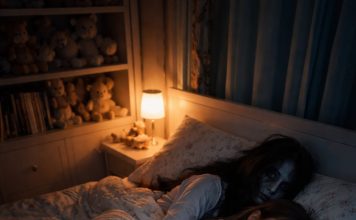 🚨 **DJEVOJČICA OD 8 GODINA SPAVA SAMA… ALI SVAKO JUTRO KAŽE DA JE KREVET “PREMALI” — A ONO ŠTO JE MAJKA VIDJELA U 2 UJUTRO NATJERALO JU JE NA TIHE SUZE** 😳🛏️